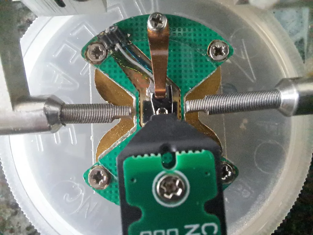 VMFM in-plane field on the Nano-Observer: two magnetic rods face each other across the sample