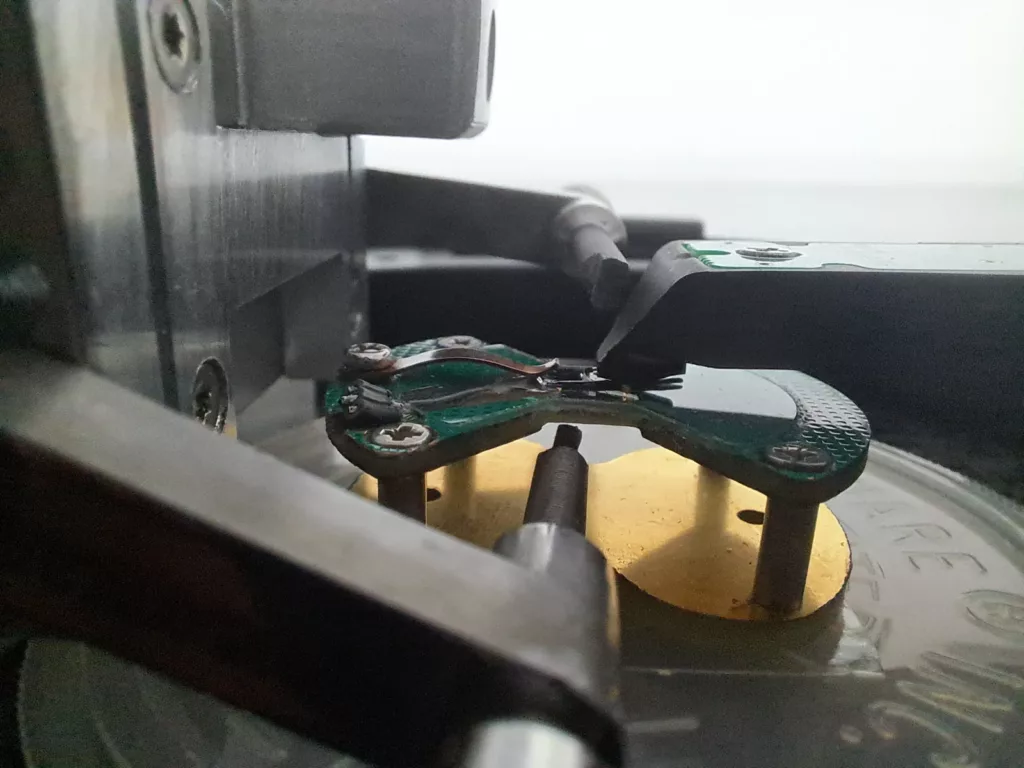 VMFM out-of-plane field on the Nano-Observer: the magnetic rod stands vertically at the sample